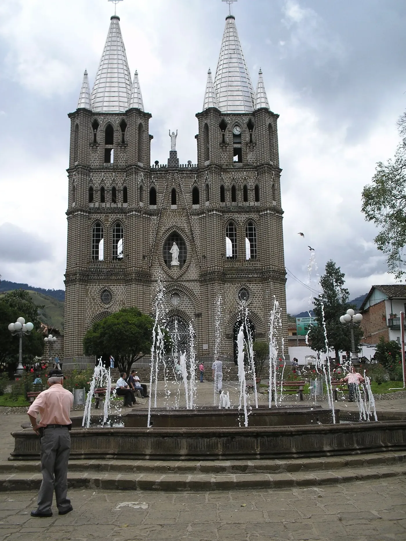Basílica de la Inmaculada Concepción de Jardín con la fuente del parque principal