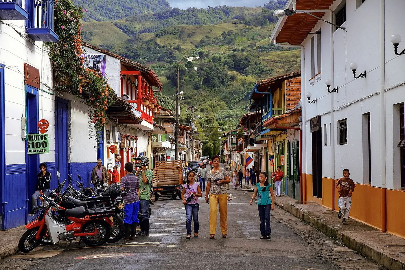 Calle de Jardín con fachadas pintadas de varios colores
