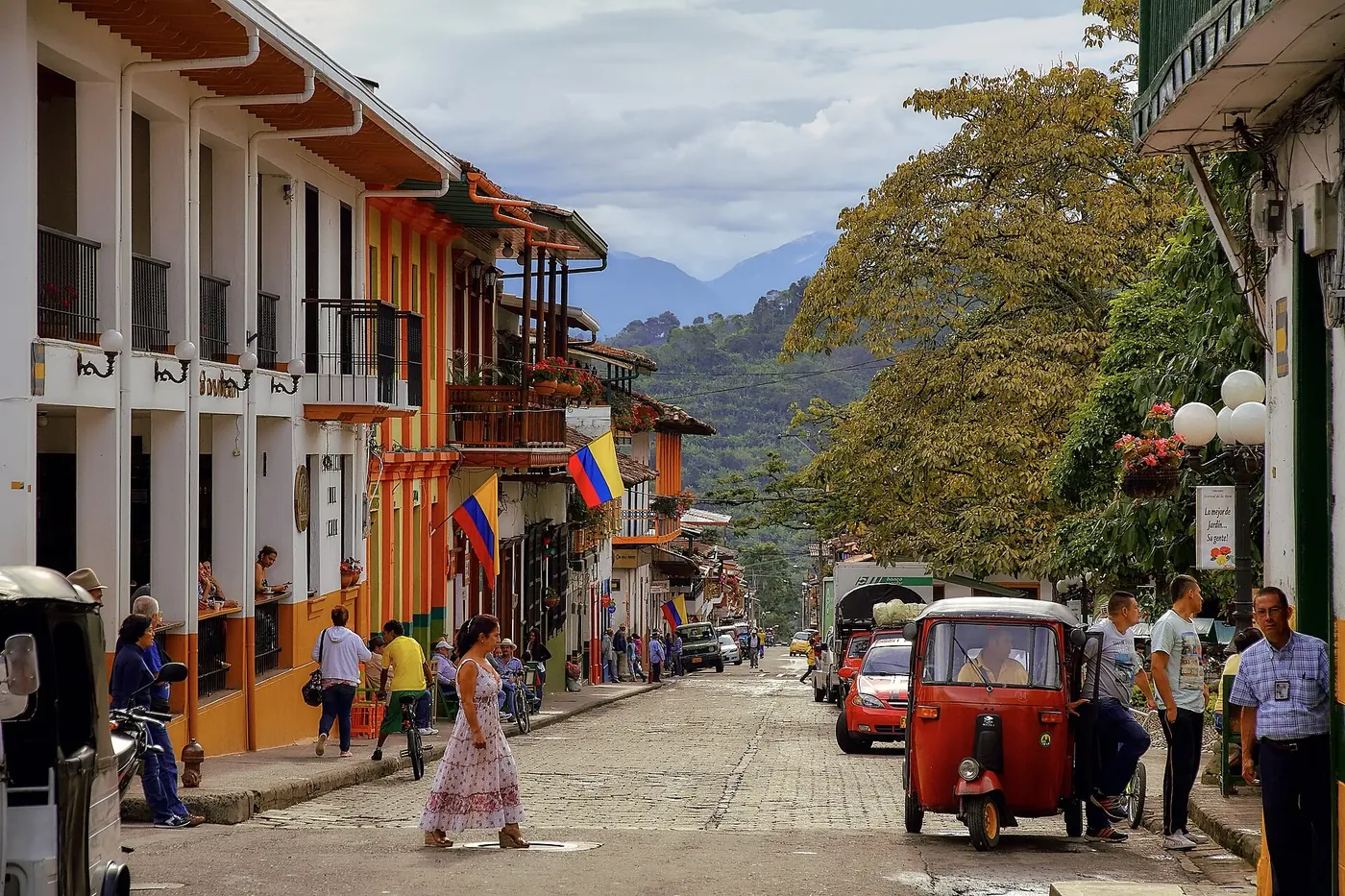 Calle de Jardín con casas de colores y un mototaxi