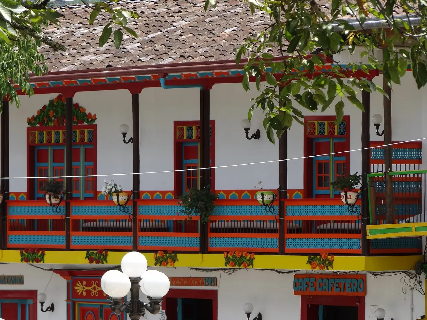 Casa antioqueña de balcones rojos en la plaza principal de Jardín
