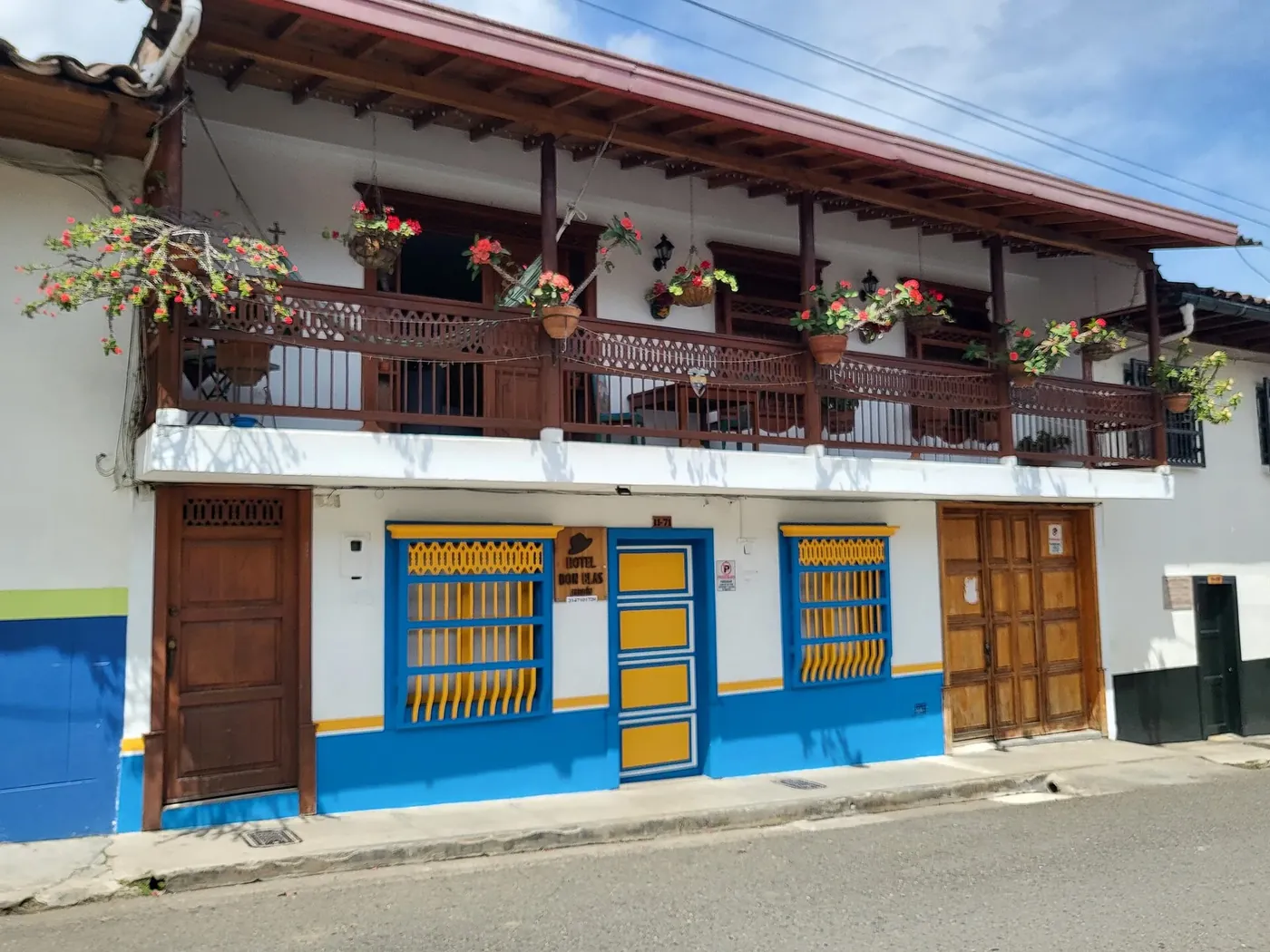 Casa tradicional de Jardín con zócalo y puertas pintadas
