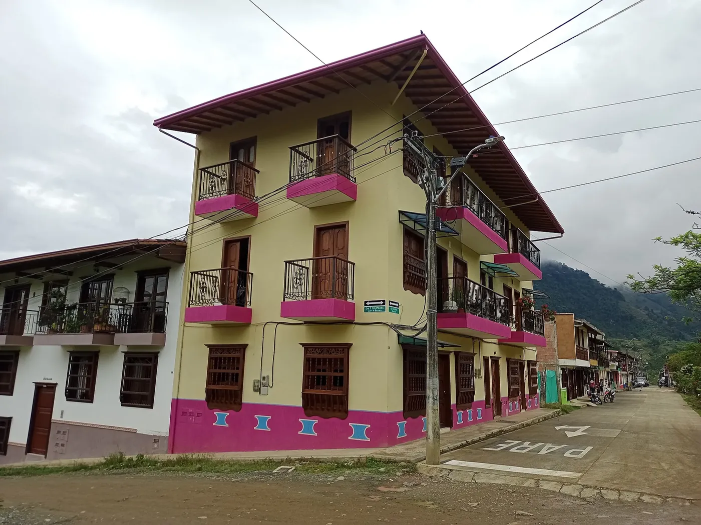 Casas de dos pisos con balcones de colores en una esquina de Jardín