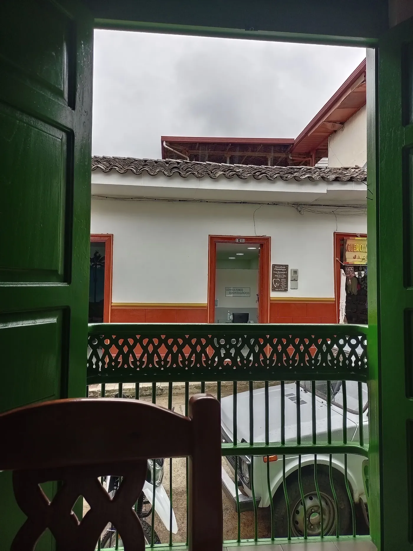 Puerta de madera abierta hacia un patio en una casa de Jardín