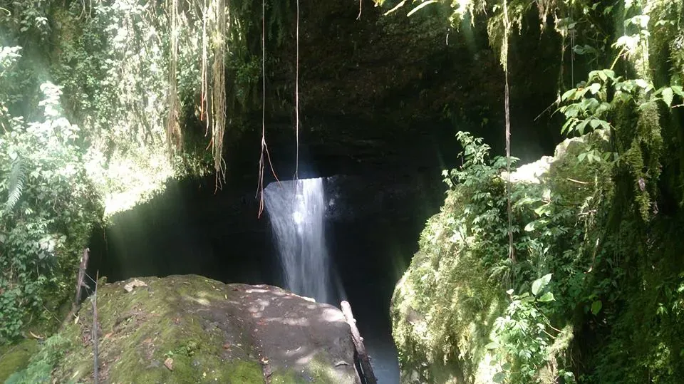 Cascada que cae por el hueco del techo de la Cueva del Esplendor