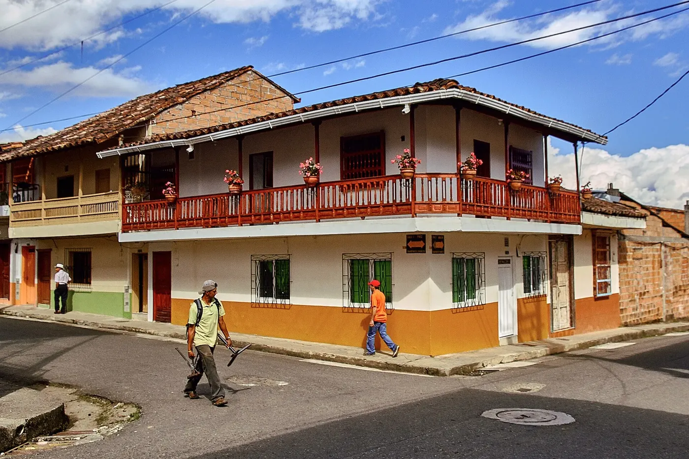 Esquina de Jardín con balcones de madera pintados