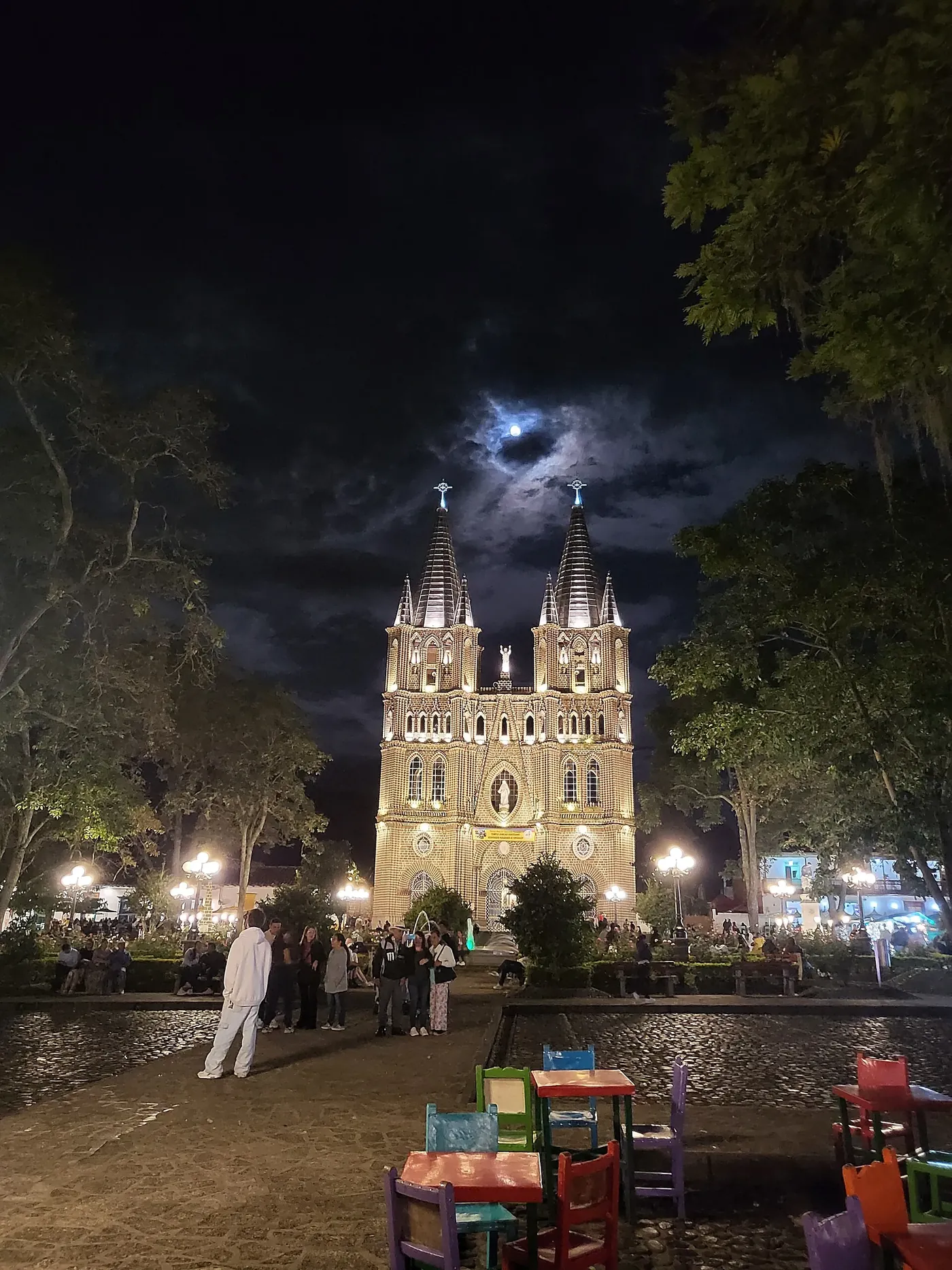 La basílica de Jardín iluminada de noche