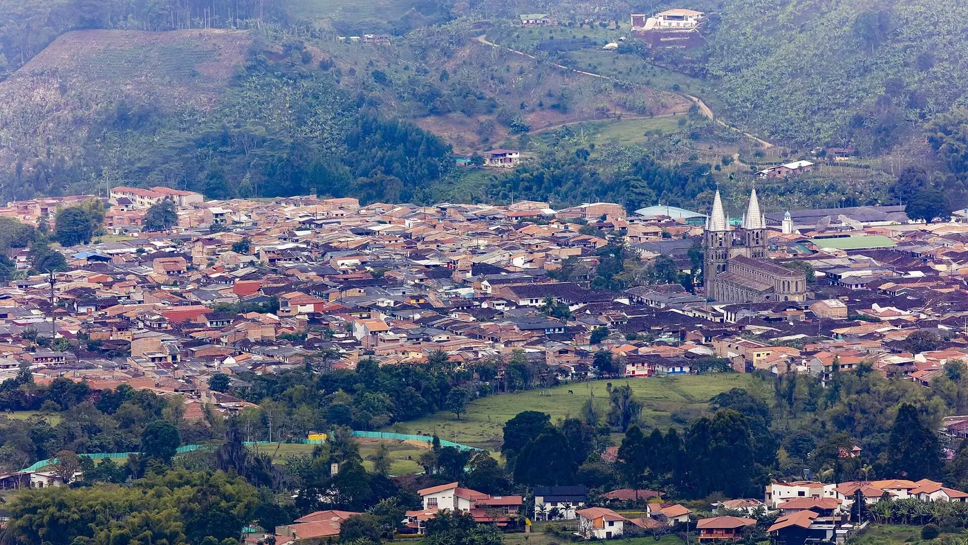 Vista panorámica de Jardín, Antioquia, con el casco urbano entre montañas verdes