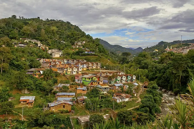 Casas dispersas en las laderas de una vereda de Jardín